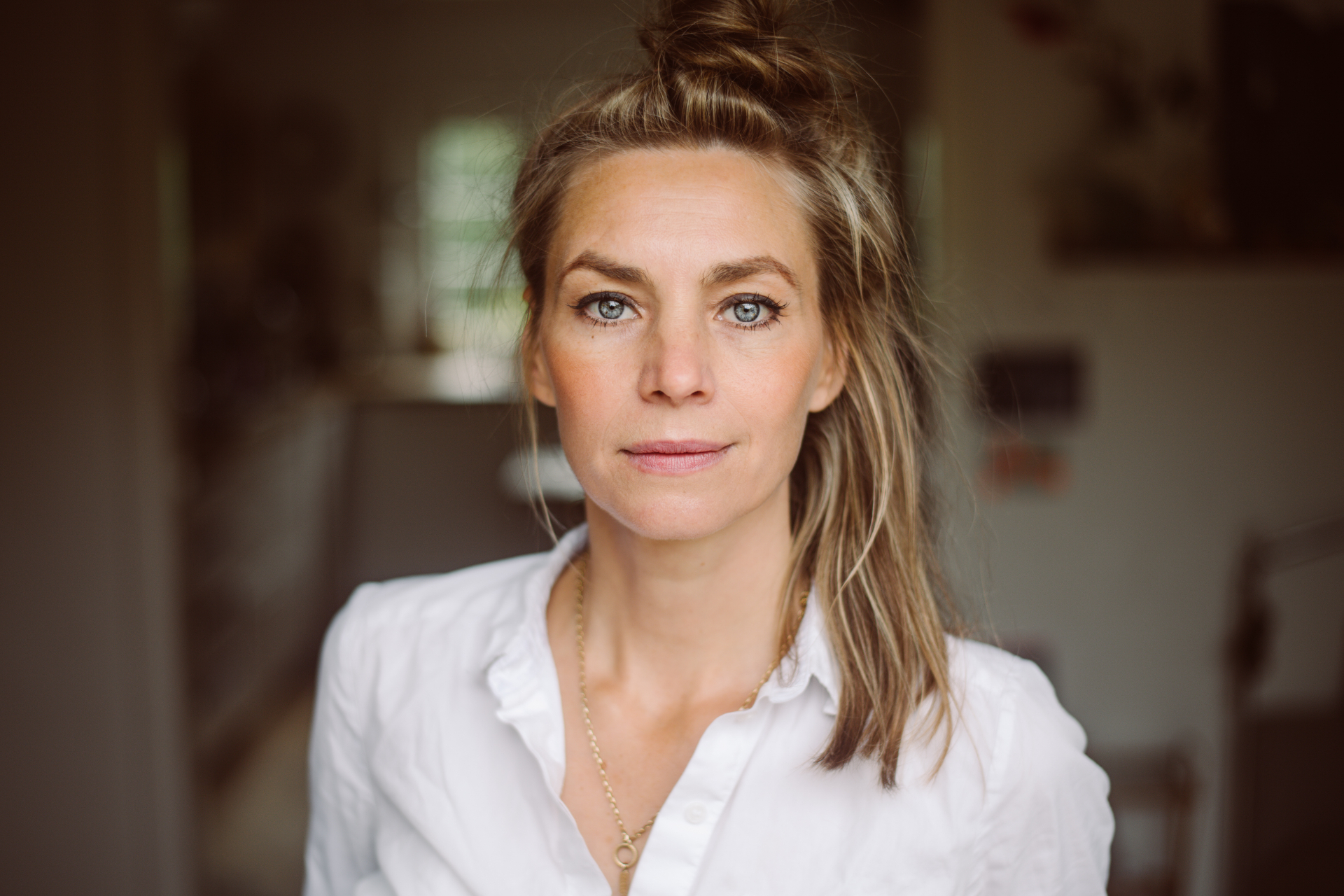 Frau in der Perimenopause blickt selbstbewusst in die Kamera